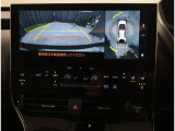 バックモニター付き。駐車の際のサポートとなり、必須アイテムのひとつですよね。それでも、バックする際は必ずご自身の目で確認をしてください。パノラミックビューで上から見下ろした視点でも確認できます!