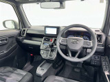 運転席まわりです。 各操作スイッチは使いやすい位置に配置されてます。