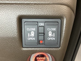 リアドアは乗り降りに便利な両側電動スライドドアです。また運転席に座っていながらスイッチ操作で自在にスライドドアを開け閉めできます。