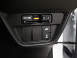 【ETC2.0車載器】料金所での決済だけでなく、渋滞などの道路情報と連動してさまざまなサービスを受けることができる、次世代型のETC車載器を装着しています!