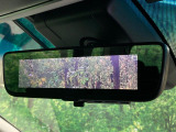 【デジタルインナーミラー】後席の大きな荷物や同乗者で後方が確認しづらい時でも安心!カメラが撮影した車両後方の映像をルームミラー内に表示。クリアな視界で状況の確認が可能です!