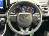 インテリアに合わせたデザインのステアリングは、運転される方のことも考え、運転しやすい形状、大きさです。是非一度、実際に触ってお確かめください。