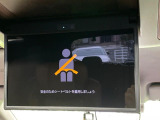 【13.2型有機ELフリップダウン】三列目からでも迫力のエンタメが観れる大画面フリップダウン。有機ELのモニターでは、一般的なフリップダウンよりも高コントラストでキレイな映像を楽しめます。