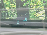 【ヘッドアップディスプレイ】現在の速度や走行情報をデジタル表示で運転席前方のガラスに投影!運転中、目線をずらさず必要な情報を確認できるのでとっても便利で安心!
