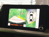 【パノラミックビューモニター】専用のカメラにより、上から見下ろしたような視点で360度クルマの周囲を確認することができます☆死角部分も確認しやすく、狭い場所での切り返しや駐車もスムーズに行えます。