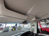 なんと小物入れに最適な大型ルーフコンソールも付いてます