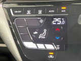 【オートエアコン】一度お好みの温度に設定すれば、車内の温度を検知し風量や温度を自動で調整。暑い&hellip;寒い&hellip;と何度もスイッチ操作をする必要はありません。快適な車内空間には必須の機能ですね♪