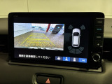 リバースギアに入れるだけで後方の表示へ切り替わります。夜間や雨の日の駐車も楽になりますよ。