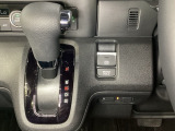 CVT車のセレクトレバーです。低速から高速まで、変速ショックのないスムーズな走りと、エンジン効率のよい領域を維持して燃費にも貢献します。サイドブレーキはスイッチ操作の電子制御パーキングブレーキです。