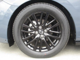 標準装備の純正16インチアルミホイール。タイヤサイズは185/60R16です。