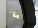ブラインドスポットモニター装備。隣車線を走る車両を検知。ドアミラーでは確認しにくい後、側方エリアに存在する車両や急接近してくる車両も検知しドアミラーに搭載されたLEDインジケーターが点灯します。