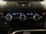 オートエアコンは左右席で独立温度コントロールが可能です。運転席はキンキンに冷やして助手席はマイルドにと言った設定が可能です☆暑さ寒さでケンカすることもなくなりますね♪