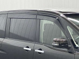 雨の日に少し窓を開けたい時に、便利なサイドバイザ-付
