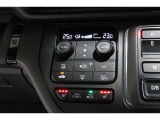 運転席と助手席の温度設定の変更が可能な左右独立タイプのデュアルエアコンです♪♪♪暑がりな人・寒がりな人も誰もが車内を快適にお過ごしいただけます♪♪♪