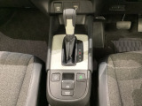 CVT車のセレクトレバーです。低速から高速まで、変速ショックのないスムーズな走りと、エンジン効率のよい領域を維持して燃費にも貢献します。サイドブレーキはスイッチ操作の電子制御パーキングブレーキです。