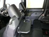 運転席/助手席シートの背面にカップホルダー付きのシートバックテーブルが付いていて後席の人に大変便利です☆