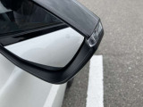 ブラインドスポットモニター付きですので死角に車両がいるとオレンジに光って知らせてくれます。