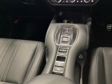 ワンアクションでスムーズな運転を支援する、エレクトリックギアセレクターに、パーキングブレーキは、電子制御パーキングブレーキです。