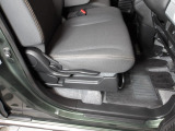 運転席にはドライバーの体型や好みに応じて前後方向だけでなく、高さの調整ができるシートリフターを装備!