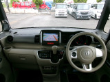 大きなフロントガラスで広々とした視界の運転席まわりです。