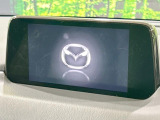 【マツダコネクト】車内の雰囲気にマッチした一体型タイプのディスプレイ。各種車輌設定やBluetooth再生等、様々な機能が楽しめます。専用SDカードのご購入で、ナビ機能も使用出来ます。