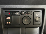乗り降りに便利な左側電動スライドドアを装備しています。