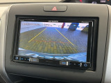 リバースギアに入れるだけで後方の表示へ切り替わります。夜間や雨の日の駐車も楽になりますよ。