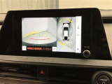 パノラミックビューモニター付きです。車両を上から見たような映像をディスプレイオーディオ画面に表示。運転席からの目視だけでは見にくい、車両周辺の状況をリアルタイムでしっかり確認できます。
