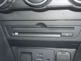 【CD/DVDプレーヤー】運転の際にお好きな音楽やライブDVDなどを流して、楽しくドライブ出来ます♪※DVDを再生した場合、走行中安全の為、画面表示はOFFとなります。