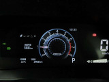 運転に役立つ情報を分かりやすく表示するマルチインフォメーションディスプレイを中央に配したとても見やすいメーター