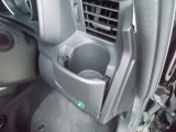 運転席側の手の届きやすい位置にドリンクホルダーが付いています。