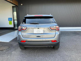 後方から見ると特徴のあるテールランプシンプルにjeepエンブレムが付いてきます。