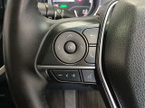 ステアリングには運転中でも簡単に操作できる各種スイッチついてます