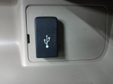 便利な充電用USBジャックも付いています。