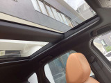 パノラマサンルーフ装着で車内が開放的になります。