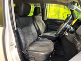 運転席まわりには十分なスペースがあり、大柄な方でもゆったり運転していただける環境です。