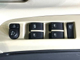 【電動格納ミラー】サイドミラーは電動格納式となっており、狭い駐車場でもキズがつくリスクを抑えられます。