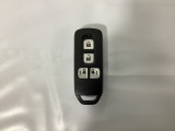 スマートキー付きですからドアロックの開閉およびエンジンスタートが楽々です。電動スライドドアの開け閉めもボタンで操作できます。
