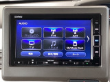 ナビ機能だけではありません。お持ちのスマートフォンと連携して、ナビやBluetoothでの音楽再生が可能です。デザインはもちろん、操作性も良好です。