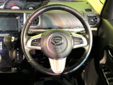 インテリアに合わせたデザインのステアリングは、運転される方のことも考え、運転しやすい形状、大きさです。是非一度、実際に触ってお確かめください。