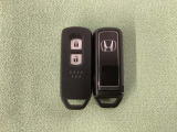 スマートキーを装備しています。鍵を差し込むことなくドアロックの開け閉めと、スタートボタン操作でのエンジンスタートができます。スペアキーも同じものを用意しております。