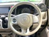 インテリアに合わせたデザインのステアリングは、運転される方のことも考え、運転しやすい形状、大きさです。是非一度、実際に触ってお確かめください。