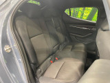 広々とした2列目シートは居住性が高く、居心地も快適!友達や家族とのお出かけにぴったりです。ベビーシートやチャイルドシート使用時も快適にお過ごしいただける十分な空間を確保しています。