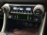 【シートベンチレーション】夏場は涼しい風でお尻や背中の熱やムレを防ぎ、冬はエアコンよりも早く温まってポカポカに!季節を問わず快適に過ごせます。