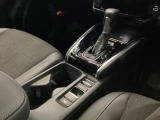 運転席周辺のスマートなレイアウトが、操作のしやすさを実現。快適なドライブをサポートします。手元で操作ができる、電子制御パーキングブレーキ。運転席からも助手席からも自由に使えるドリンクホルダー付。