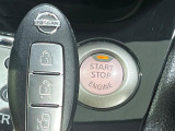 【インテリジェントキー】カバンやポケットに入れたままでもドアの施錠・解錠が可能なスマートキーを装備。エンジンのオン・オフ時もカギを取り出す必要が無いからとっても便利です♪
