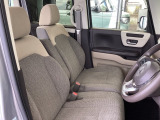 【ベンチシート】運転席と助手席の移動もスムーズ!狭い駐車場での乗り降りや、お子様の乗り降りにも便利です。座席の間にコンソールボックスやドリンクホルダーがないため、車内空間が広く感じます。