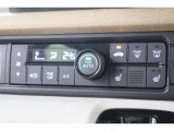 フルオートエアコンが装備されています!お好みの温度設定をするだけでエアコンの風量やモードの切り替えを自動でコントロールしてくれます!ユーザーの操作が少なく燃費走行にもつながります!