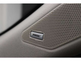 【BOSEサウンド】車種ごとにベストなシステムを用意し、車両の開発段階から音響を突き詰めるBOSE。シート素材の違いによってもセッティングを変更するという、BOSEならではのきめ細やかな音響です。