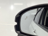 ブラインドスポットインフォメーションは走行中、斜め後ろに車両を感知すると、ドアミラーやピラーの上にマークを点灯してお知らせします。